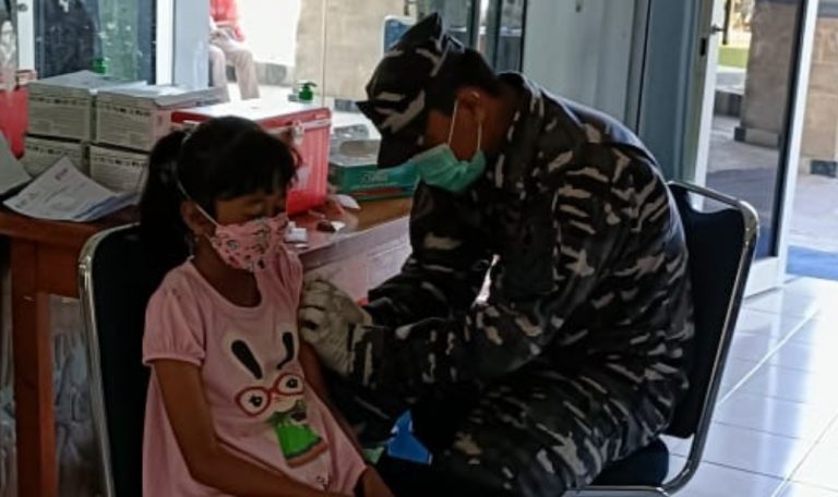 Nakes Lantamal II Terus Laksanakan Vaksinasi Terhadap Murid SD 