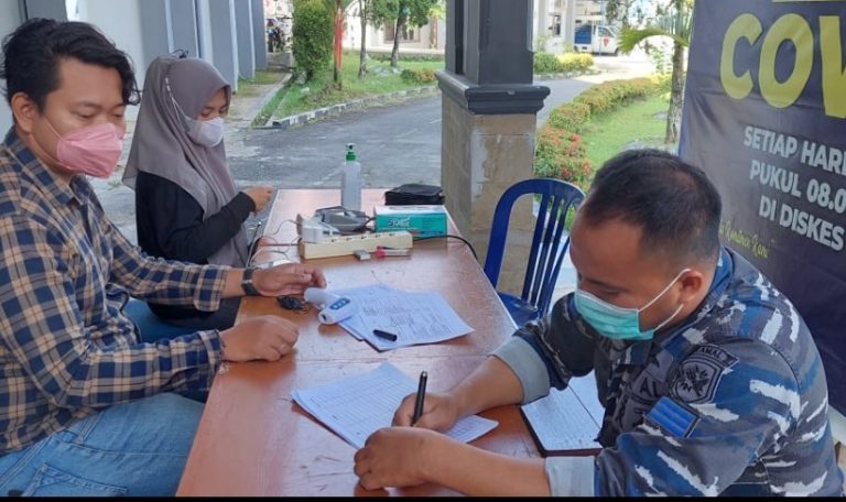 Tina Nakes Lantamal II Terus Beri Pelayanan Vaksinasi Terhadap Masyarakat Kota Padang 