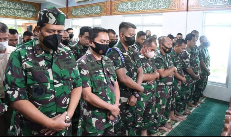 Jajaran TNI AL Berduka, Lantamal II Padang Bersama Prajurit Gelar Sholat Goib 
