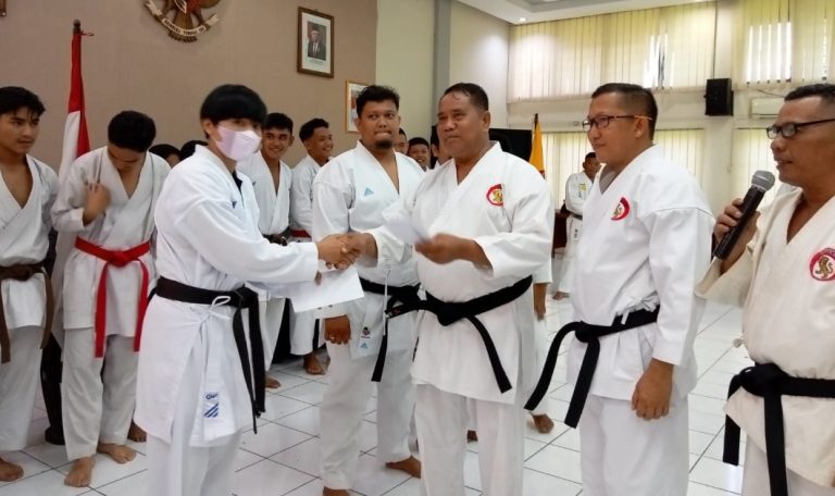 Hasil Liga Lemkari I di Bandung, 10 Karateka Sumbar Berprestasi Diapresiasi Bonus
