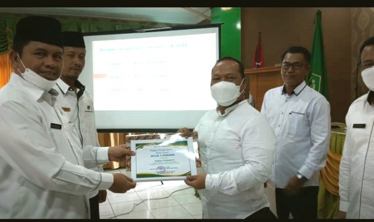 Profesional Kelola Keuangan,  Afrizal Kepala MTsN 1 Padang  Terima  Penghargaan