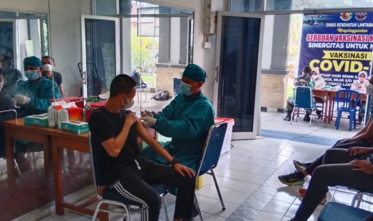 Walaupun Ramadhan, Nakes Lantamal II Terus Laksanakan Vaksinasi 