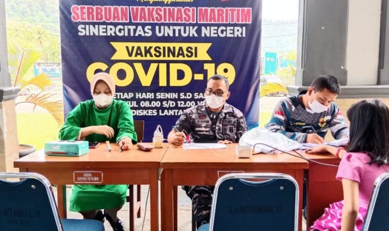 Nakes Lantamal II Terus Beri Pelayanan Vaksinasi Terhadap Anak Usia Sekolah 