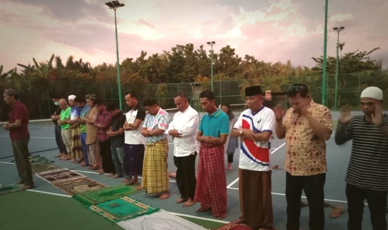 Semarakan Ramadhan 1443, Anggota PTC Nikmati Kenyamanan Shalat Magrib di Lapangan Tenis Sekora