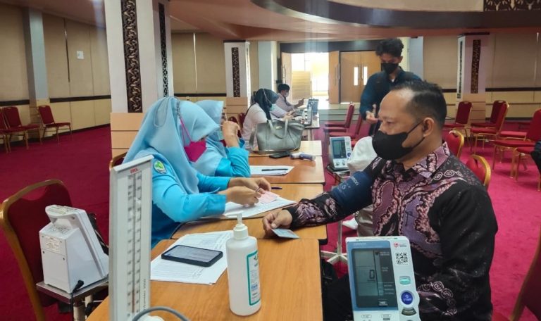 Ikuti Gerakan Sejuta Vaksin, Plt. Kepala MTsN 1 Padang Berikan Keteladanan