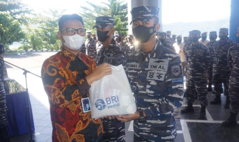 Lantamal II dan PT Apical Gelar Bazar Migor Murah dan BRI Berbagi Paket Lebaran 
