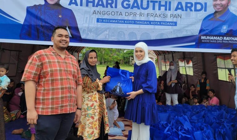 Bantu Korban Puting Beliung di Padang, Athari Gauthi Ardi Bagikan Ratusan Paket Sembako