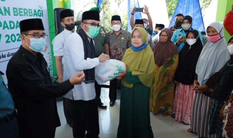 Baznas Kota Padang Salurkan 27.250 Paket Sembako bagi Warga tak Mampu