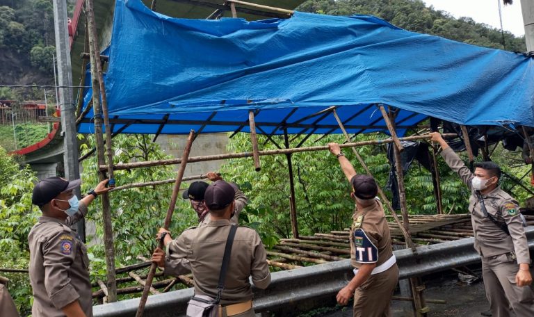 Ciptakan Kenyamanan, Satpol PP Sumbar Tertibkan Bangunan Liar di Kelok Sembilan