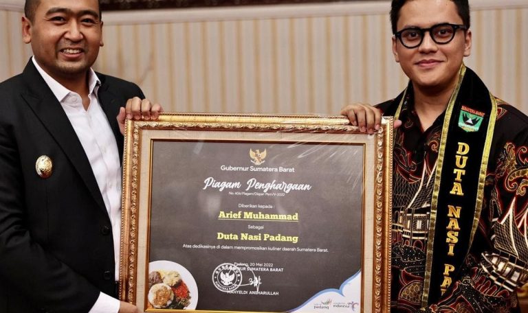 Influencer Arief Muhammad Dinobatkan Jadi Duta Nasi Padang