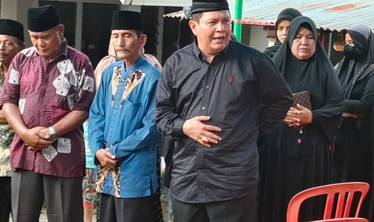 Penghulu Suku Jambak nan Batujuh Irwan Basir Dt Rj Alam Lepas Jenazah Almarhumah Anisa ke Peristirahatan Terakhir