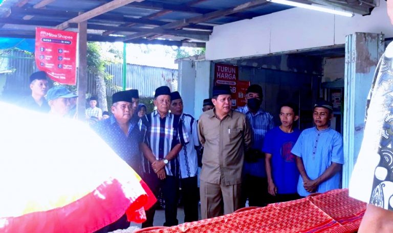Irwan Basir Dt Rj Alam Lepas Jenazah Almarhum Nur Ikhwan ke Peristirahatan Terakhir.