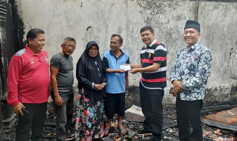 Irwan Basir Ketua DPD LPM Padang Peduli Korban Kebakaran Air Camar Padang Timur 