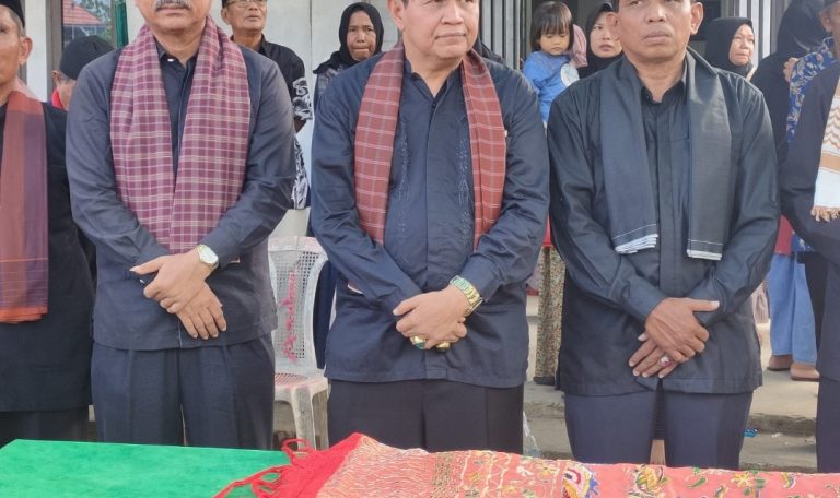 Ketua MPA KAN Pauh IX IB Dt Rj Alam Lepas Almarhumah Rosna Suku Chaniago ke Peristirahatan Terakhir 