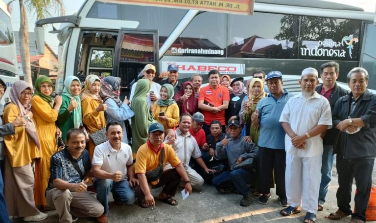 Ketua Alumni Irwan Basir Lepas  Rombongan Tour Wisata SMPN 10 Angkatan Tahun 83