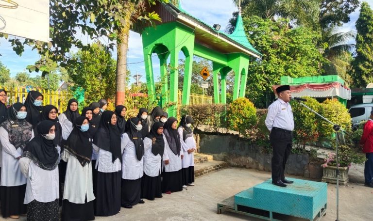 Jadi Pembina Upacara Perdana Pasca Lebaran, Waka Humas MTsN 1 Padang Paparkan 4T