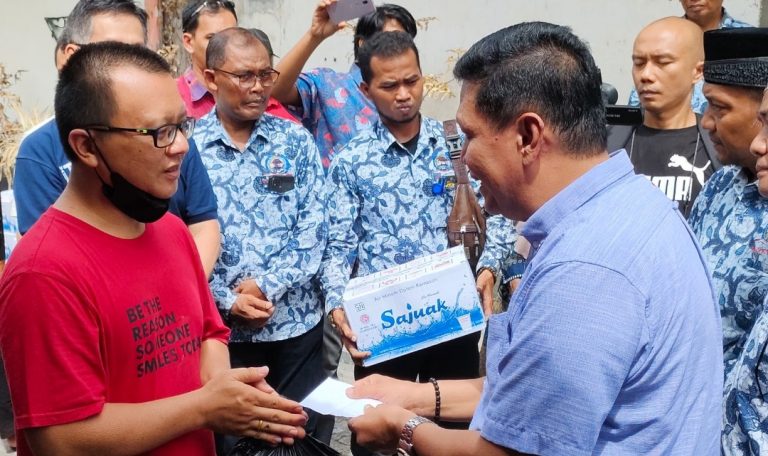 Ketua DPD LPM Padang Peduli Korban Kebakaran Warga Kampung Jao  Padang Barat 