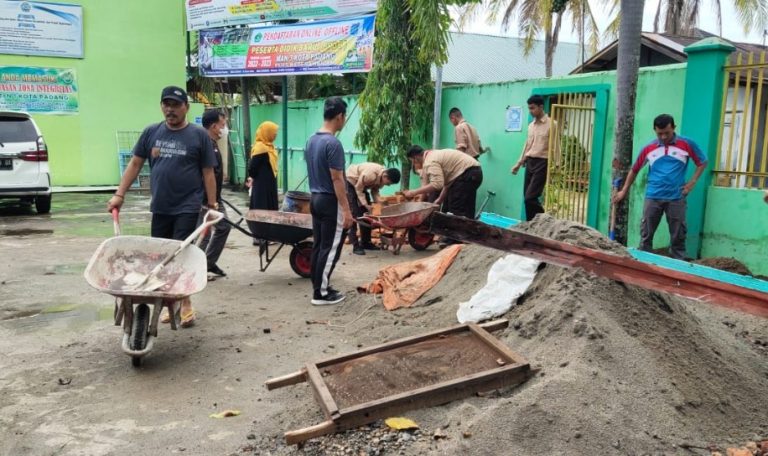 Wujudkan Madrasah Asri, MTsN 1 Padang Gelar Aksi Sabtu Bersih 