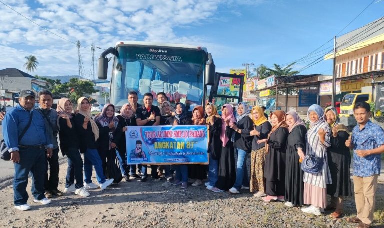 Ketua Alumni Lintas Angkatan SMPN 10 Padang, Irwan Basir Dt Rj Alam Lepas Tour Wisata Angkatan 87
