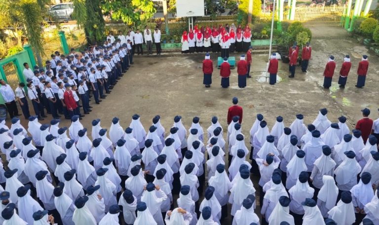 Plt Kepmad MTsN 1 Padang jadi Pembina Upacara, Idra Putri Targetkan Lolos Adiwiyata Provinsi 2023 