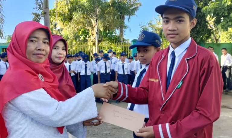 Plt Kepmad MTsN 1 Padang Serahkan Reward Kepada Tiga Siswa Berprestasi