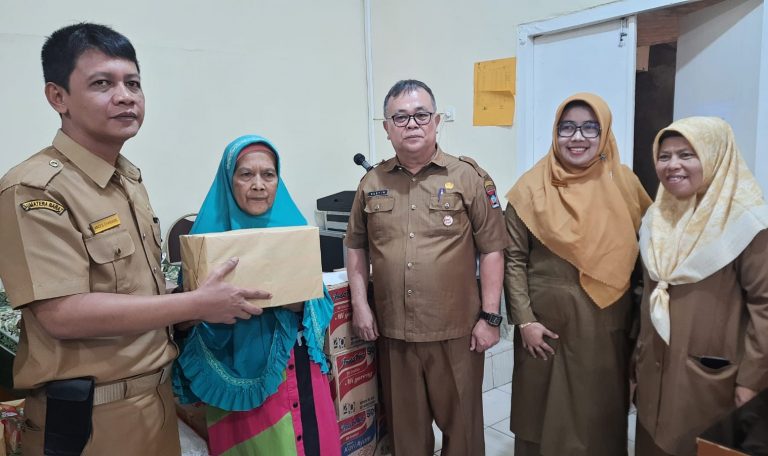 Dinas Sosial Kota Padang Serahkan Bantuan UEP bagi Lansia dan Disabilitas