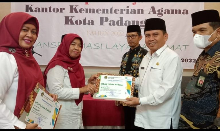 Sukses jadi Terbaik II, Plt Kepmad MTsN 1  Terima Piagam Penghargaan