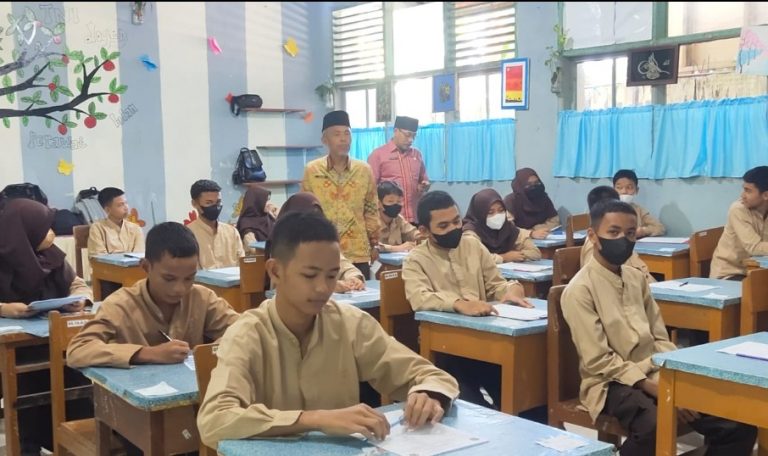 Dongkrak Kualitas Pendidikan Pasca Pandemi, Syafrullah Pantau PAS MTsN 1 Padang