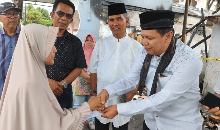 Dt Irwan Basir Santuni Korban Kebakaran Parupuk Tabing Koto Tangah 