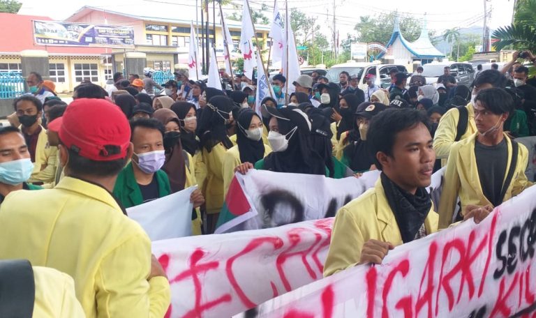 Gelar Aksi Demo, Mahasiswa dan Buruh di Sumbar Kembali Tolak UU Cipta Kerja