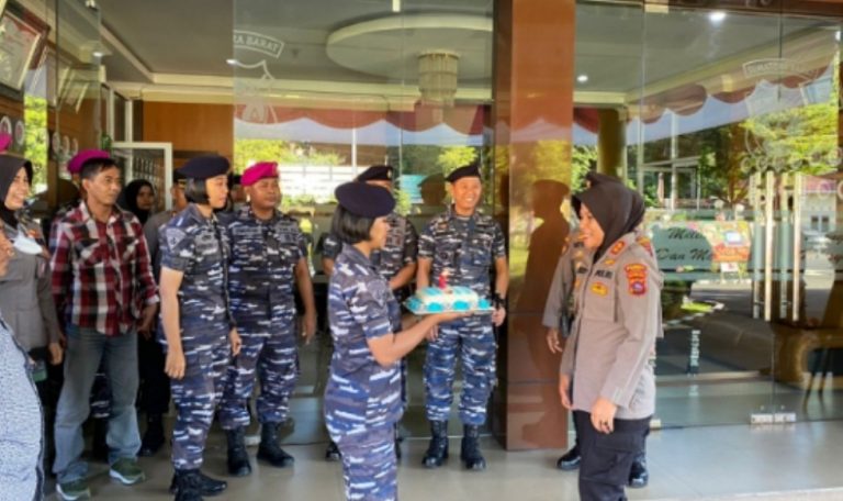 Lantamal II Padang Berikan Kue Ulang Tahun HUT Bhayangkara