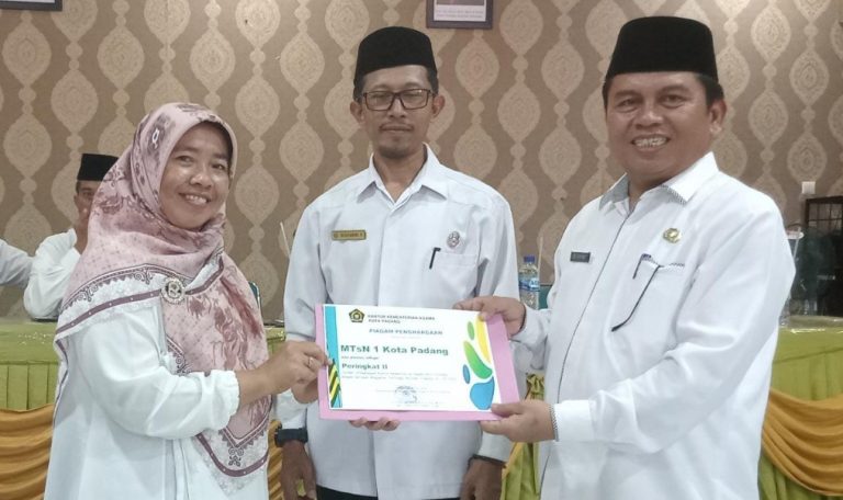 Kepala MTsN 1 Padang Idra Putri Terima Piagam Penghargaan Terbaik dalam Realisasi Anggaran 