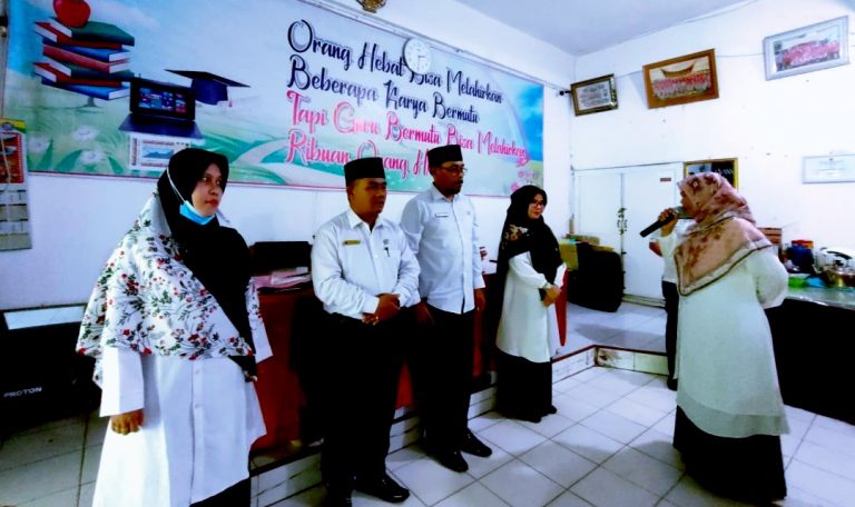 Bangun Tim yang Solid, Idra Putri Kukuhkan 4 Waka dan Pembina OSIM MTsN 1 Padang