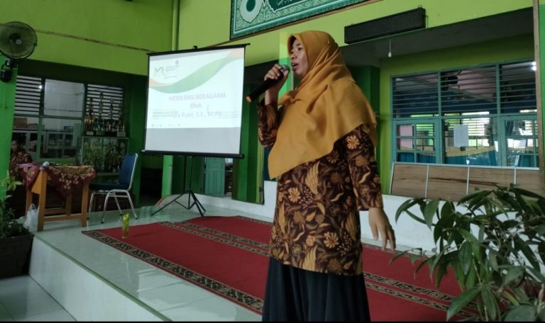 Paparkan Materi Moderasi Beragama di MATSAMA 2022 MTsN 1 Padang, Idra Putri Tanamkan Sikap Toleransi 