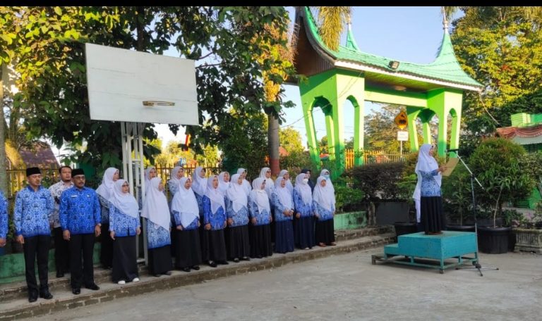Idra Putri, Plt Kepala MTsN 1 Padang  jadi Pembina Upacara Perdana Semester 1 TP. 22/23
