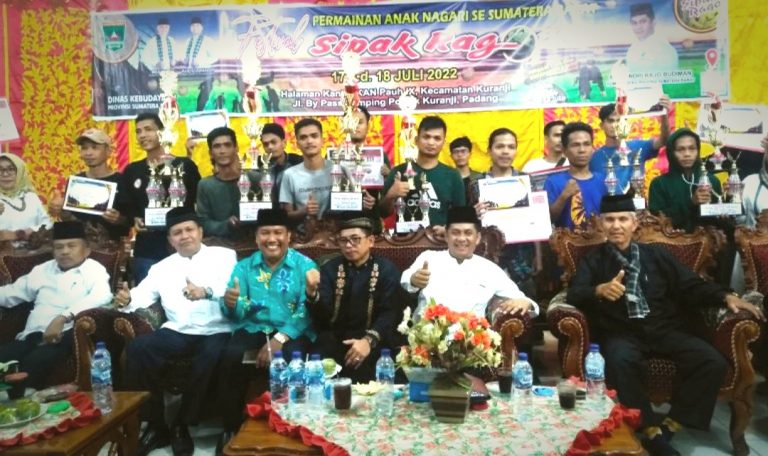 Disbud Sumbar Tutup Festival Sipakrago 2022, Tim Jilujue jadi Pemuncak