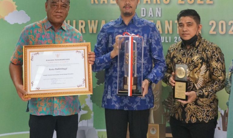 Wali Kota dan Ketua DPRD Bukittinggi Terima Anugrah Nirwasita Tantra 2021