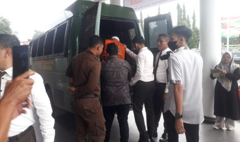 Dua Tersangka Terlibat Kasus Dugaan Korupsi RSUD  Pasbar Ditahan 