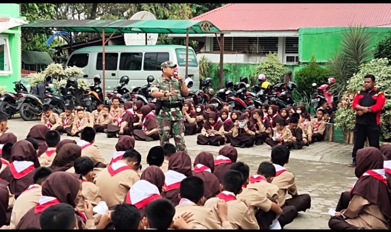 Babinsa Tanamkan Karakter Kestatriaan pada Peserta Ekskul Pramuka MTsN 1 Padang