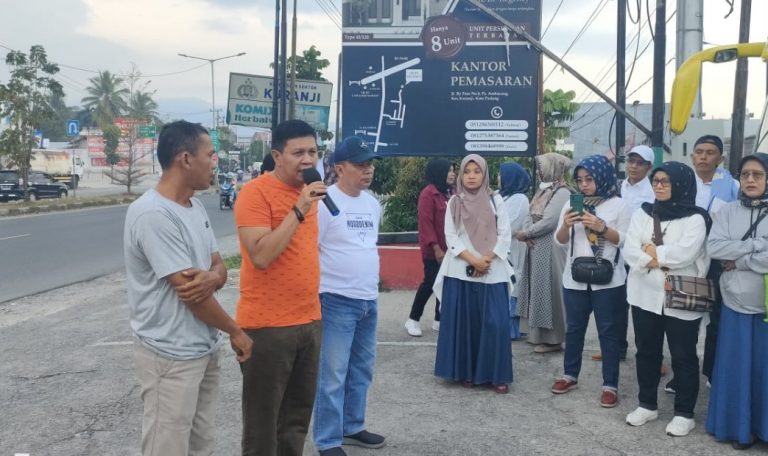 Irwan Basir Lepas Rombongan Tour Wisata Alumni SMPN 10 Padang Angkatan 90 