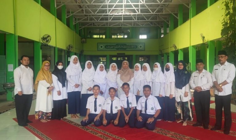 Kamad MTsN 1 Padang Lepas Kafilah MTQ Nasional ke-40 Tingkat Padang