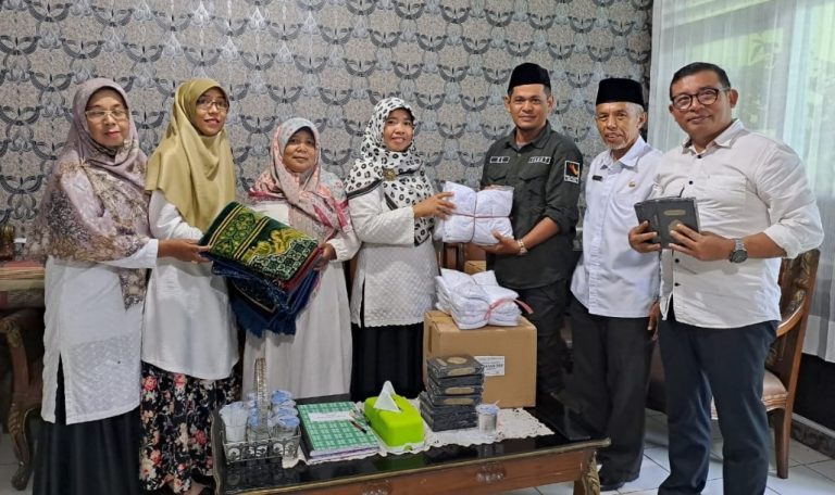 Kepala MTsN 1 Padang Idra Putri Terima Bantuan Paket Ibadah dari Anak Nagari Koto Tangah