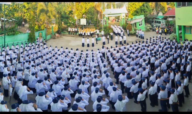 Plt Kaur TU MTsN 1 Padang Suhelri jadi Pembina Upacara Ketiga TP. 22/23