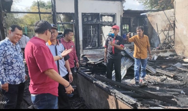 Irwan Basir Peduli Korban  Kebakaran Ganting Parak Gadang Padang Timur 