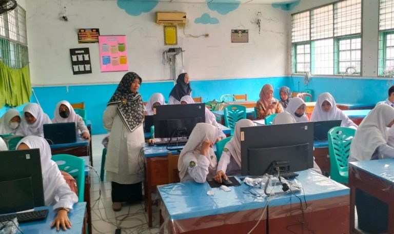 50 Siswa MTsN 1 Padang Ikuti Simulasi Asesmen Nasional Berbasis Komputer 