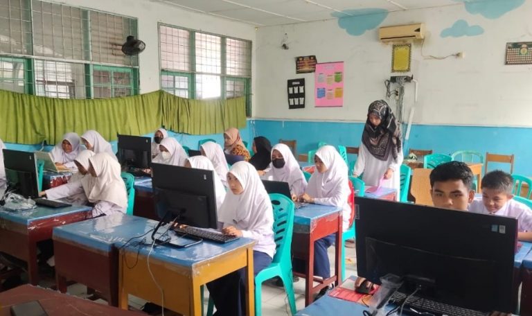 Kamad Idra Putri Sigi Pelaksanaan ANBK MTsN 1 Padang