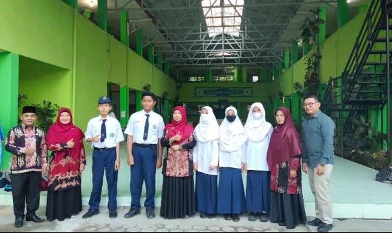 Kamad Idra Putri Lepas Enam Siswa MTsN 1 Padang Ikuti Simulasi KSM