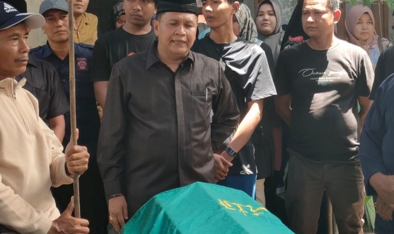 Lepas Jenazah Almarhumah Syamsinar ke Pemakaman, Irwan Basir : Jadikan Kematian Pelajaran 