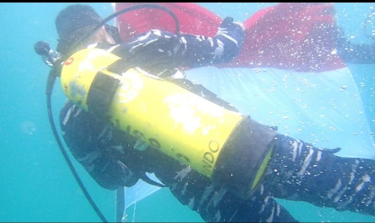 Lantamal II Gelar Pengibaran Merah Putih Dua Titik di Bawah Laut Secara Serentak 