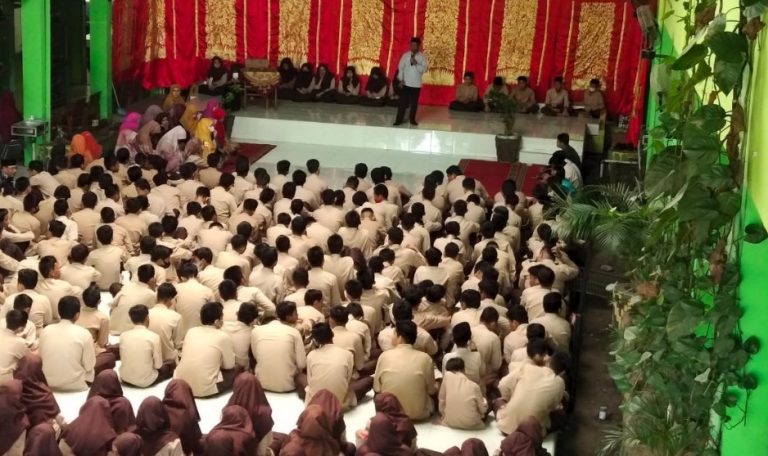 Muhadharah Cetak Siswa Hebat, Isrizal  Motivasi Siswa MTsN 1 Padang